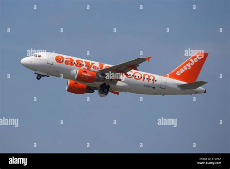 Easyjet Airbus A320 taking off Stock Photo - Alamy