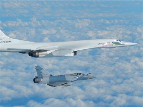 Le Tu-160, le bombardier russe qui défie la France et l’OTAN - Challenges