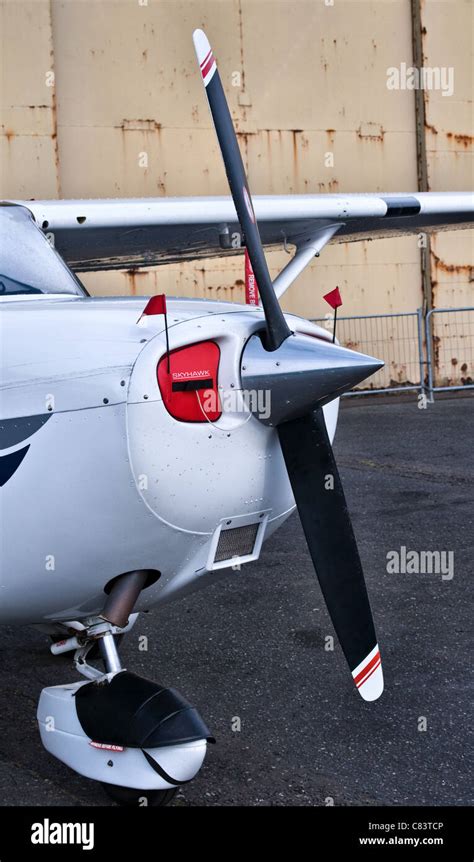 Front and nose cone propeller of a skyhawk light plane hi-res stock photography and images - Alamy