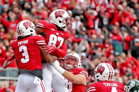 Wisconsin football: Badgers move up again in both polls