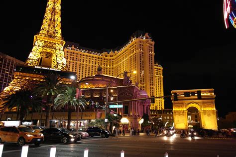 The themed hotels in Las Vegas: walking along the Strip - Flash Trip Tips