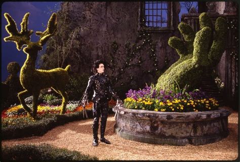 Awesome Behind The Scenes Photos Of “Edward Scissorhands” - The Vintage News