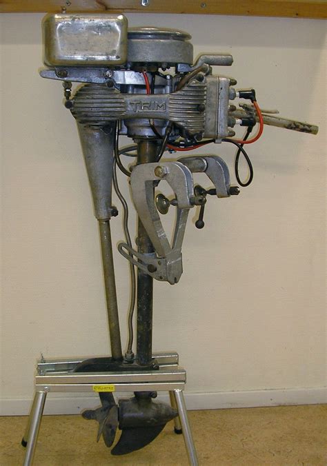File:Trim outboard engine.jpg - Wikimedia Commons