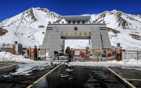 File:Pakistan China Border at khunjerab Pass.jpg - Wikimedia Commons