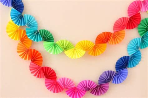 171227-guirlande-eventail-arc-en-ciel-papier | Paper decorations diy, Diy garland, Diy party ...