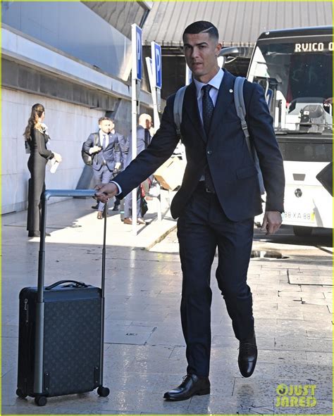 Photo: cristiano ronaldo suits up fifa world cup flight 01 | Photo ...