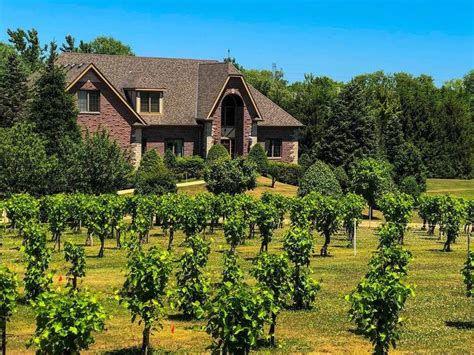 12 Amazing Wineries Near Chicago For Scenic Sipping