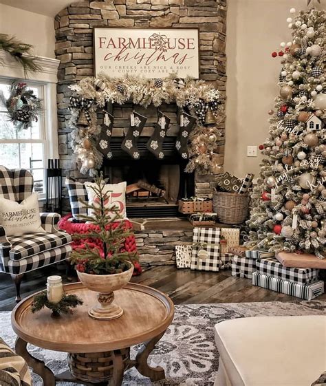 This farmhouse home looks so festive and cozy. 😍 What do you think of this beaut… | Country ...