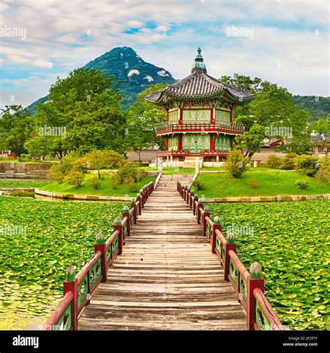 Gyeongbokgung palace lake hi-res stock photography and images - Alamy