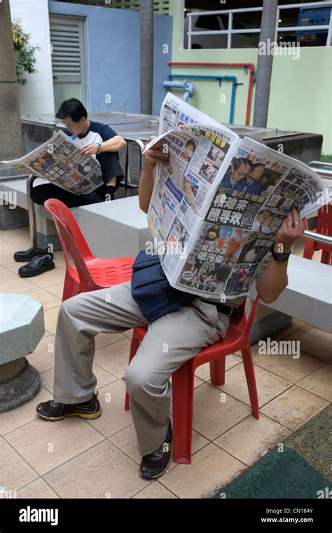 Men reading Local Chinese Newspapers Singapore Stock Photo - Alamy