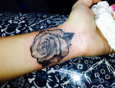 32 Fantastic Flowers Tattoos On Wrists