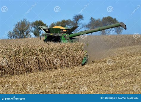 ROSCOE, ILLINOIS - September 10,2019: John Deere Combine Harvesting ...