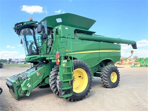 John Deere S680 Combine