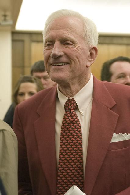 Arkansas to unveil Frank Broyles statue before LSU football game | Fayetteville Flyer