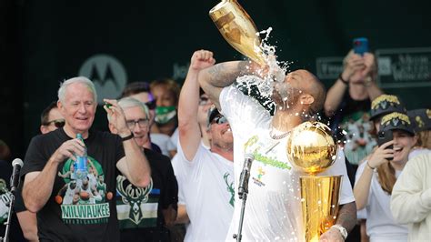 Milwaukee Bucks' fans celebrate NBA championship with parade | Fox News