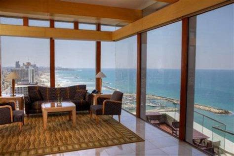 Hilton Tel Aviv – A Luxury Hotel from a Cliff by the Sea!