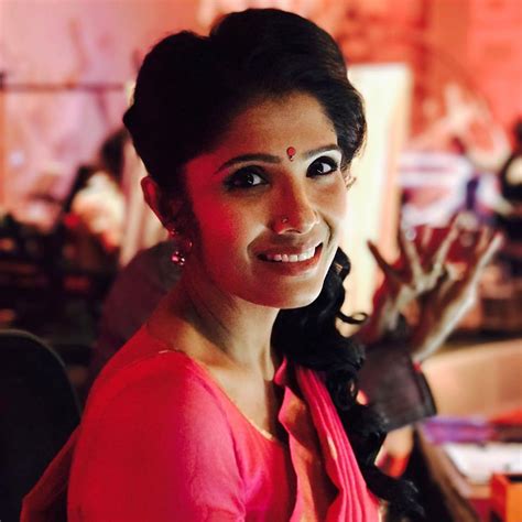 Anuradha Sriram Wiki, Age, Family, Movies, HD Photos, Biography, and ...