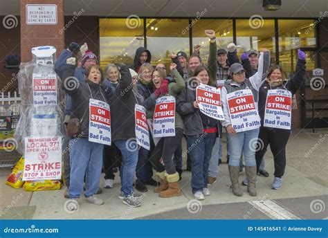 Workers Striking Outside of Stop & Shop in Middletown, Connecticut Editorial Photo - Image of ...