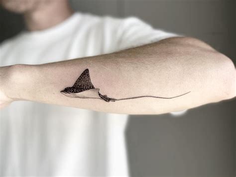 Minimalist Stingray Tattoo by @shadow_tattooer - Tattoogrid.net