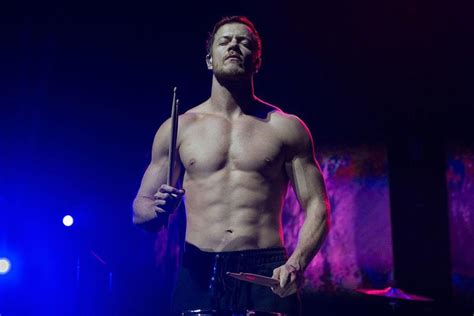 Dan Reynolds (Imagine Dragons): Sus fotos más ardientes en conciertos - Homosensual