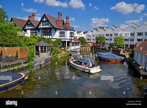 River reflections at marlow on thames hi-res stock photography and ...