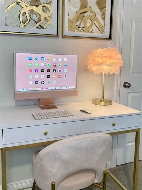 Pink iMac desktop table setup | Ideias de decoração home office, Idéias de decoração de quartos ...