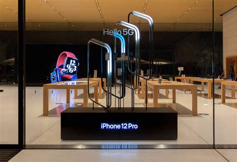 Apple Stores add glowing window displays for iPhone 12 launch - 9to5Mac