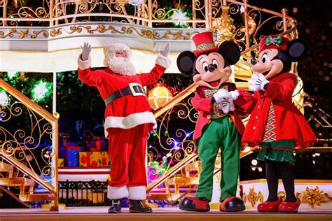 VIDEO: Get a First Look at the Holiday Parade at Disneyland Paris ...