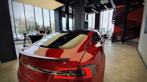 Primul showroom Tesla din România nu vinde mașini - EVmarket.ro