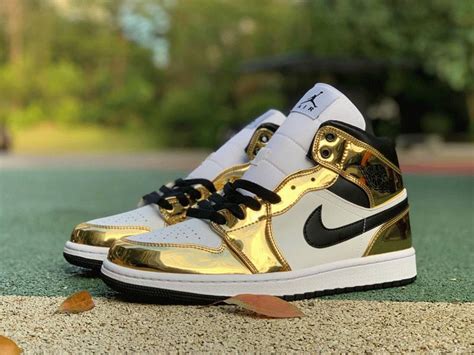 Air Jordan 1 Mid SE Metallic Gold DC1419-700 Sneaker