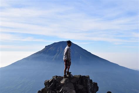 Kisah Perjuangan Menaklukkan Puncak Gunung Sindoro, Seru!!