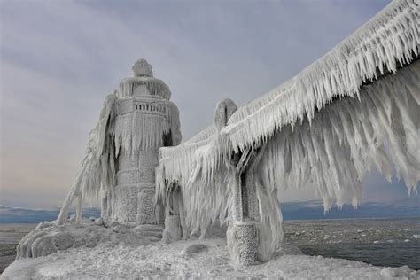 Beautiful Photos of Frozen Lighthouses on Lake Michigan