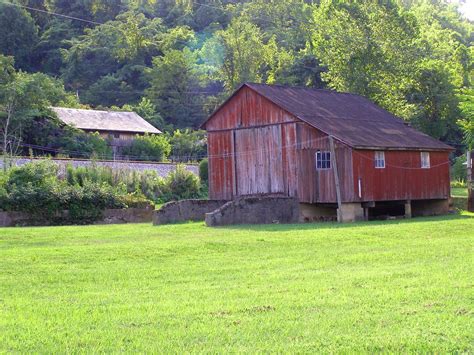 Red barn and outbuilding | A smaller barn and an outbuilding… | Flickr