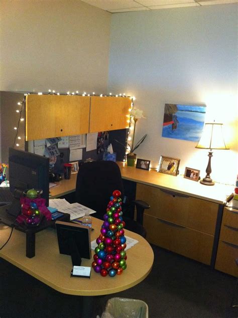 Top 30 Office Christmas Decorating Ideas - Flawssy