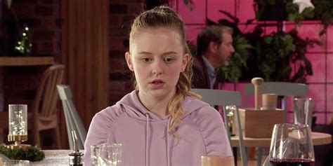 Corrie continues Summer's eating disorder story in heavy scenes