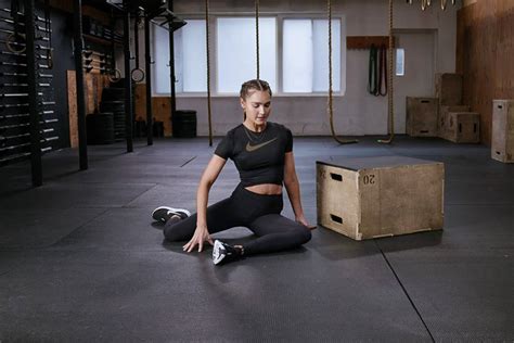 The Top Exercises and Stretches for Hip Mobility, According to Physical Therapists. Nike IL