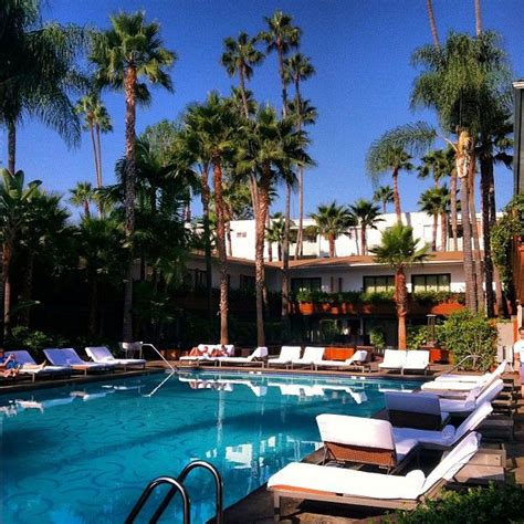 Hollywood Roosevelt Hotel Pool à Los Angeles, CA good place to chill by a pool. a bit of a scene ...