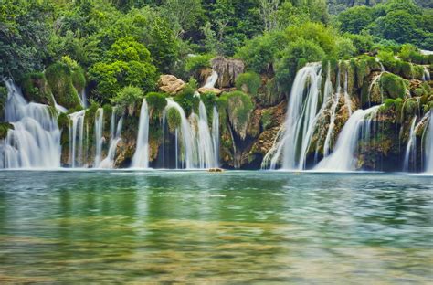 13 Breathtakingly Beautiful Waterfalls Around the World