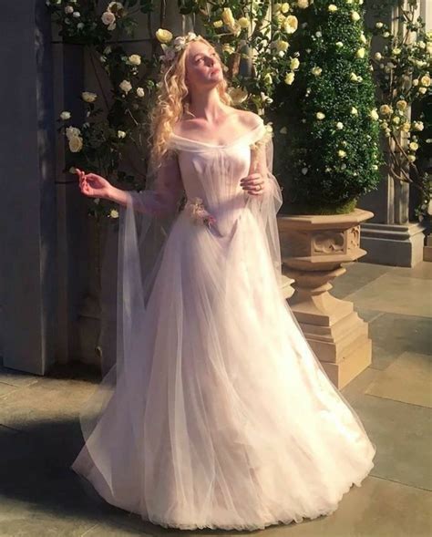 Aurora in her wedding gown, Maleficent: Mistress of Evil (2019) | Vestidos vitorianos, Belos ...