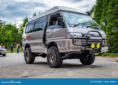 1993 Mitsubishi Delica Potenza Pop-Top Camper Van Editorial Photo - Image of historic, delica ...