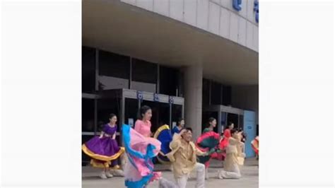 Korean students dance to Yeh Jawaani Hai Deewani song Ghagra. Watch ...