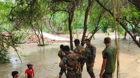 Delhi Flood News: Army Jawans Help Contain Floodwaters in Capital ...