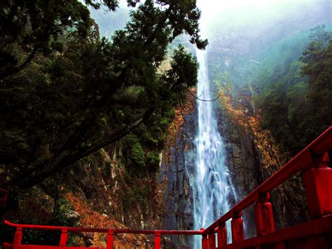 Nachi Falls Most Famous in Japan - Raja Alam Indah