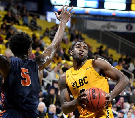 Cal State Fullerton men’s basketball holds off Long Beach State – Orange County Register