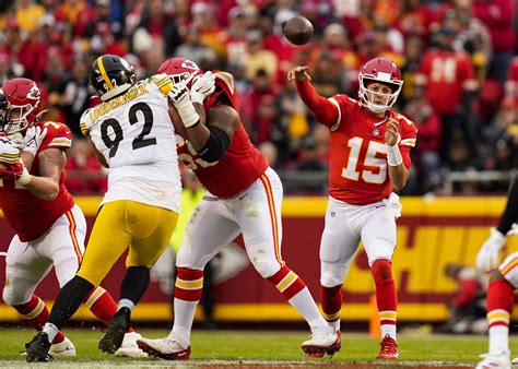 Chiefs vs. Steelers, wild-card round: Chiefs Wire staff predictions