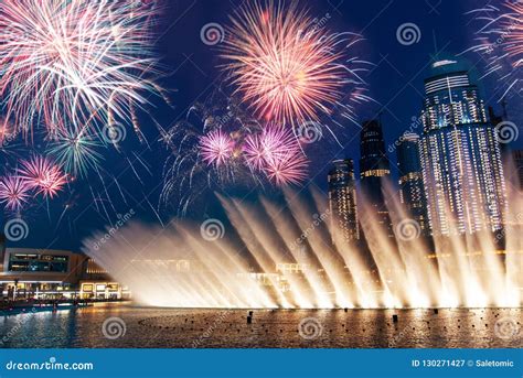 Dubai Mall Fountain Show at Night Stock Image - Image of mall, skyscraper: 130271427