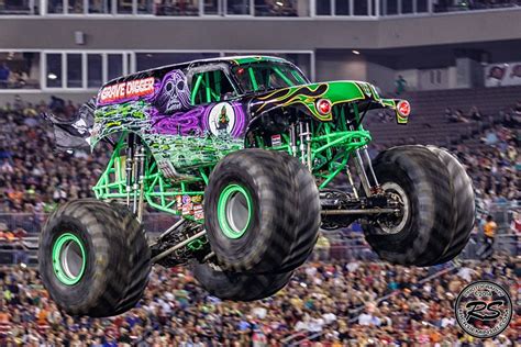 Grave Digger Monster Truck Wallpaper - Monster Truck (#3186185) - HD Wallpaper & Backgrounds ...