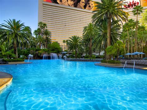 Best Family Pools in Las Vegas for Kids | Family Vacation Hub