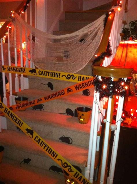 Escalier barricadé | Decoraçao halloween, Dia das bruxas assustador, Festa halloween