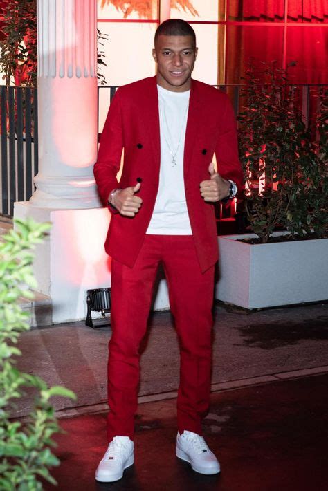 Neymar hobbles to 27th birthday bash on crutches as 200 stars enjoy red ...